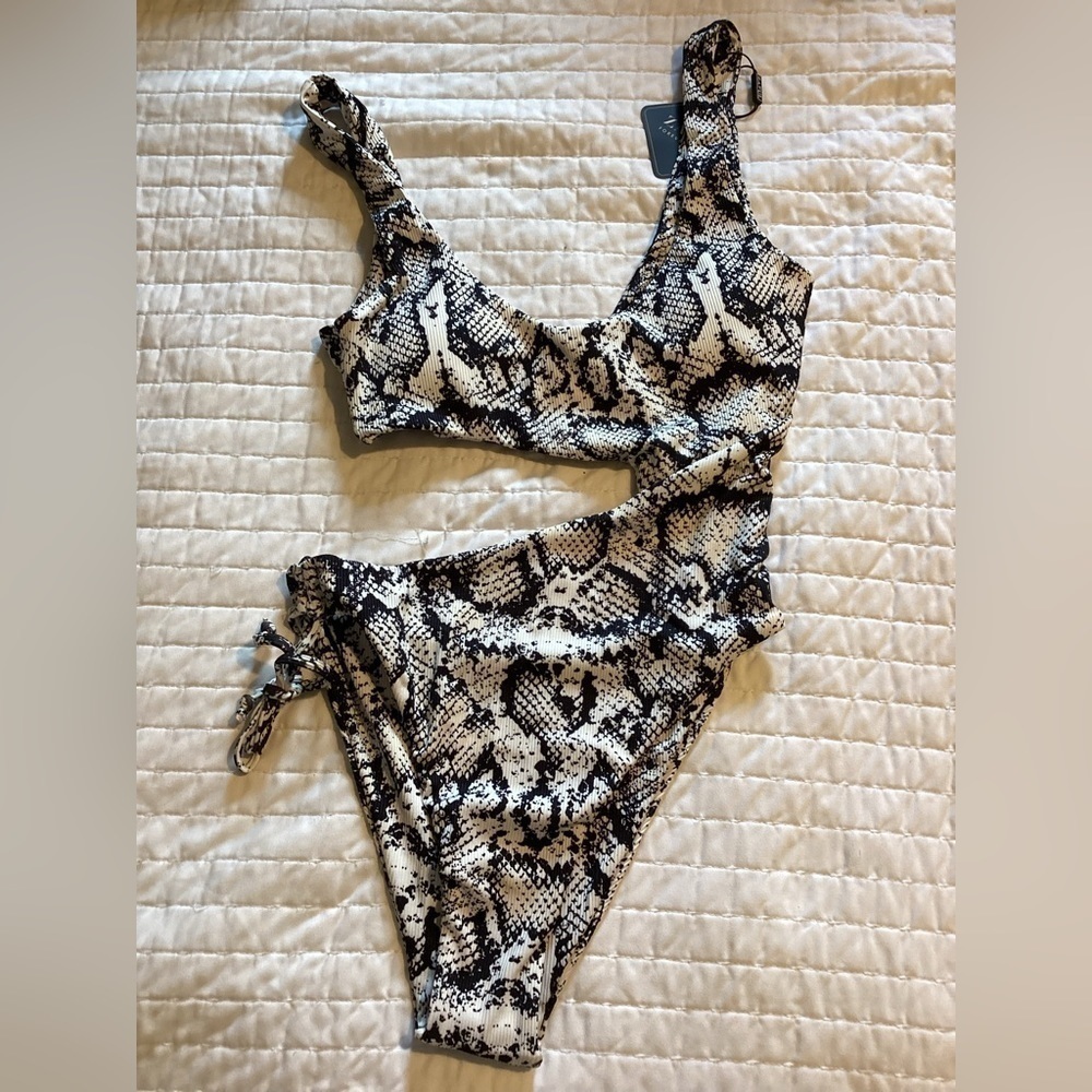 Nwt Zaful Forever Young‎ Size 4 Cutout One-piece Swimsuit